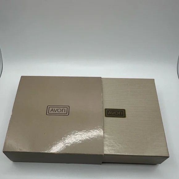 Vintage Avon Gold-Tone Knot Necklace - Picture 5 of 5